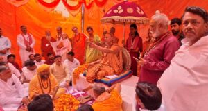 मधुबन पहुंचे शंकराचार्य अविमुक्तेश्वरानंद, योगी सरकार पर साधा निशाना