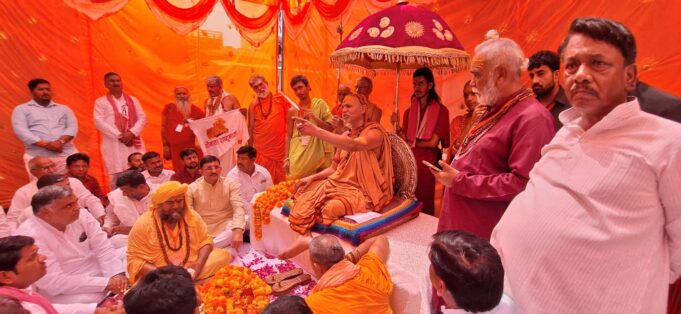 मधुबन पहुंचे शंकराचार्य अविमुक्तेश्वरानंद, योगी सरकार पर साधा निशाना