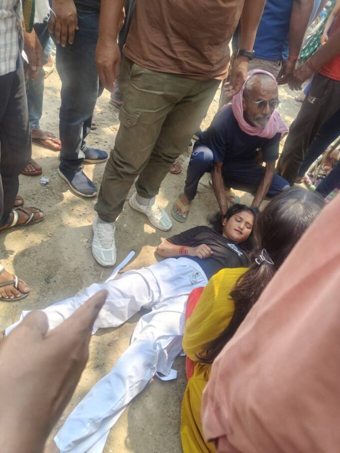 बस स्टेशन पर तेज रफ्तार ई-रिक्शा का कहर, स्कूली छात्राएं घायल