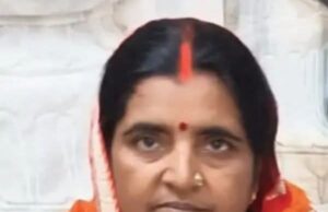 लकड़ी लदे ट्रैक्टर के चपेट में आने से दम्पत्ति घायल, पत्नि की मौत