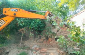 हाईकोर्ट के आदेश पर चला बुलडोजर, पोखरी और खाद गड्ढे से हटाया गया अतिक्रमण