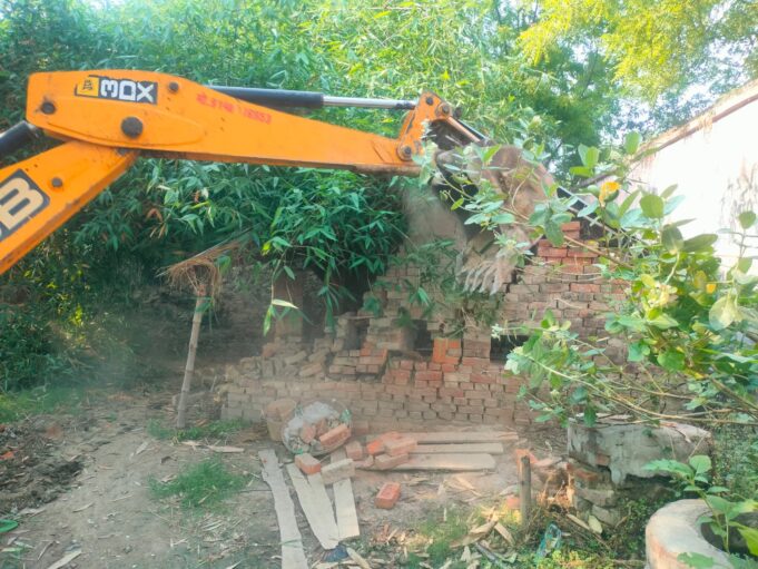 हाईकोर्ट के आदेश पर चला बुलडोजर, पोखरी और खाद गड्ढे से हटाया गया अतिक्रमण