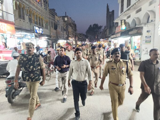 आगामी त्योहारों के दृष्टिगत जिलाधिकारी ने पुलिस अधीक्षक के साथ किया रूट मार्च