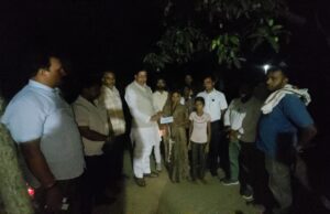 जर्ज़र पोल हादसे में मृत संविदाकर्मी के घर पहुंचे भरत भैया, अधिकारियों की लापरवाही पर उठाए सवाल