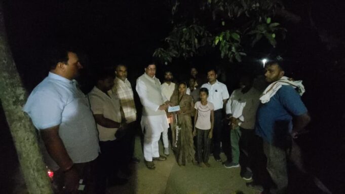 जर्ज़र पोल हादसे में मृत संविदाकर्मी के घर पहुंचे भरत भैया, अधिकारियों की लापरवाही पर उठाए सवाल