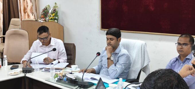 सीएम डैशबोर्ड आधारित राजस्व कार्यों एवं राजस्व वसूली की मासिक समीक्षा बैठक जिलाधिकारी की अध्यक्षता में संपन्न