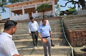 भीटी में विसर्जन घाट पर चल रहे निर्माण कार्यों का सीडीओ ने किया निरीक्षण* *कार्यदाई संस्था को समय से कार्य पूर्ण करने के दिए निर्देश