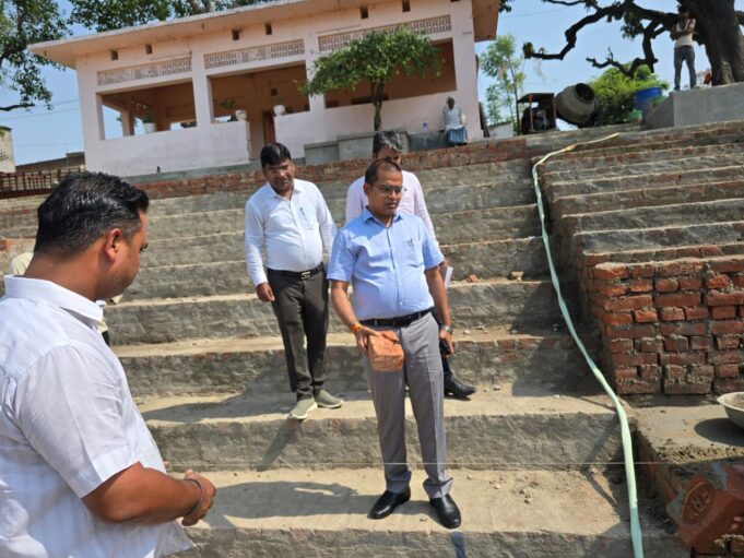 भीटी में विसर्जन घाट पर चल रहे निर्माण कार्यों का सीडीओ ने किया निरीक्षण* *कार्यदाई संस्था को समय से कार्य पूर्ण करने के दिए निर्देश