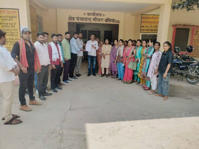 पंचायत सहायकों ने विभिन्न मांगों को लेकर बीडीओ सीयर को सौंपा ज्ञापन