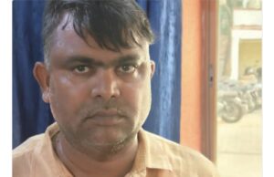 मधुबन तहसील में भ्रष्टाचार की खुली पोल , एंटी करप्शन टीम ने 5 हजार रिश्वत लेते एक लेखपाल को किया गिरफ्तार दूसरे पर भी हो रही कार्रवाई