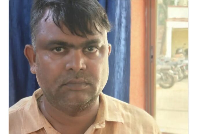 मधुबन तहसील में भ्रष्टाचार की खुली पोल , एंटी करप्शन टीम ने 5 हजार रिश्वत लेते एक लेखपाल को किया गिरफ्तार दूसरे पर भी हो रही कार्रवाई