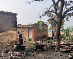 झोपड़ी में लगी भीषण आग, गृहस्थी का सामान व बाइक जलकर राख