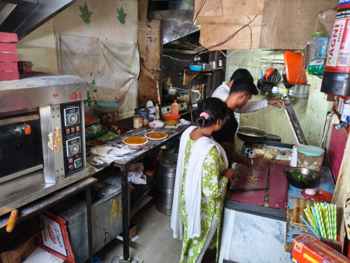 खाद्य सुरक्षा एवं औषधि प्रशासन विभाग की टीम खाद्य पदार्थों में मिलावटी सामग्री का प्रयोग करने के संदेह पर कई दुकानों पर की छापेमारी