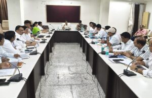 बाढ़ पूर्व तैयारियों को लेकर जिलाधिकारी ने संबंधित विभागों के साथ की समीक्षा बैठक