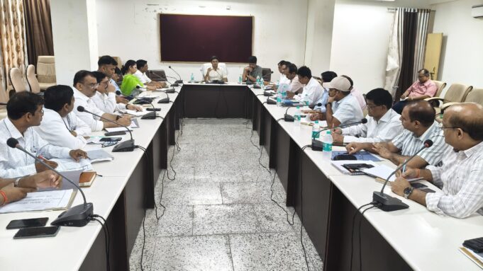 बाढ़ पूर्व तैयारियों को लेकर जिलाधिकारी ने संबंधित विभागों के साथ की समीक्षा बैठक