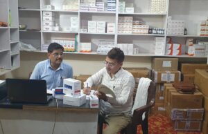 औषधि निरीक्षक द्वारा मेडिकल स्टोर का निरीक्षण, अनियमितताएं मिलने पर नमूने संग्रहित