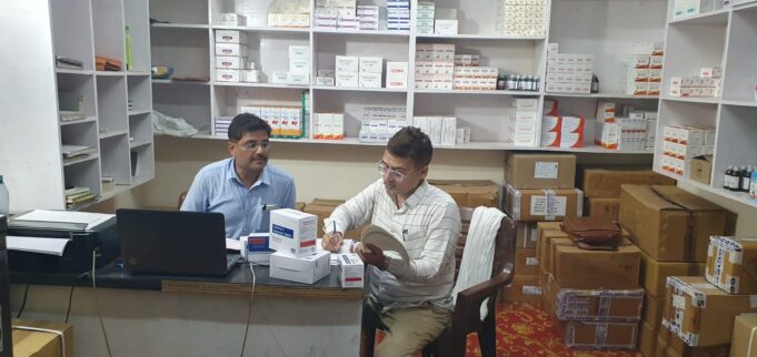 औषधि निरीक्षक द्वारा मेडिकल स्टोर का निरीक्षण, अनियमितताएं मिलने पर नमूने संग्रहित