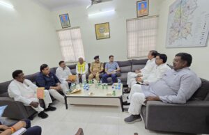 कलेक्ट्रेट सभागार में जनप्रतिनिधियों की मासिक बैंठक