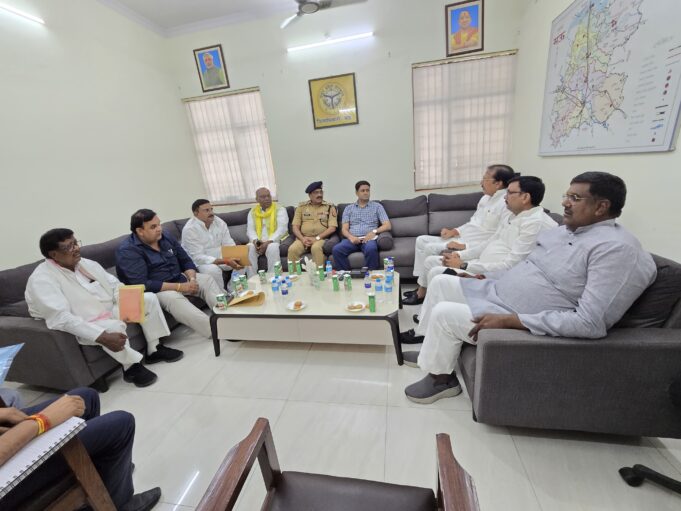 मऊ कलेक्ट्रेट सभागार में जनप्रतिनिधियों की मासिक बैंठक सम्पन्न