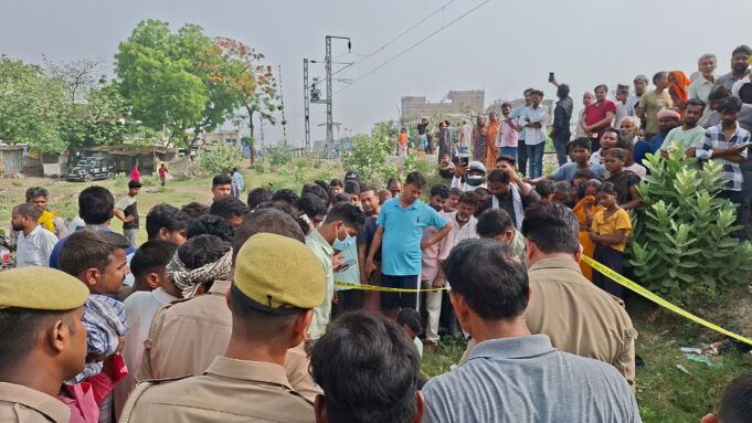 घोसी-मधुबन मार्ग पर रेलवे लाइन किनारे मिला राजमिस्त्री का शव, फोरेंसिक टीम ने जुटाए साक्ष्य