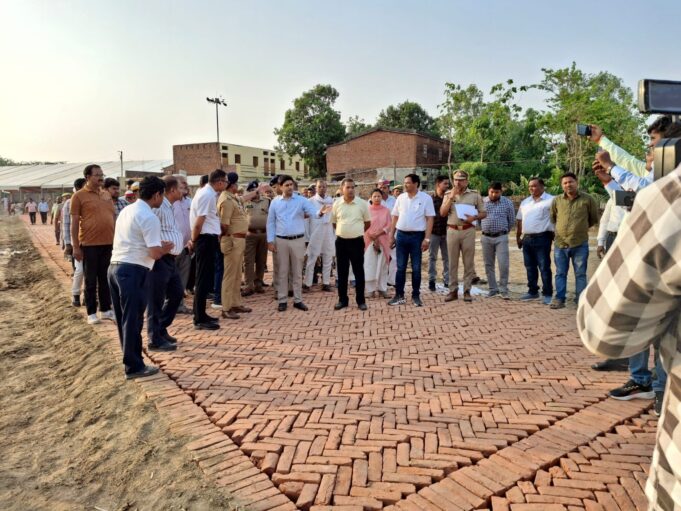 सीएम के जनपद भ्रमण को लेकर जिलाधिकारी एवं पुलिस अधीक्षक ने की अधिकारियों एवं पुलिस कर्मियों की ब्रीफिंग