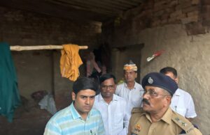 ढोलवन में हत्या की घटना के पीड़ित परिवार से मिले जिलाधिकारी एवं पुलिस अधीक्षक, हरसंभव सहायता का दिया आश्वासन