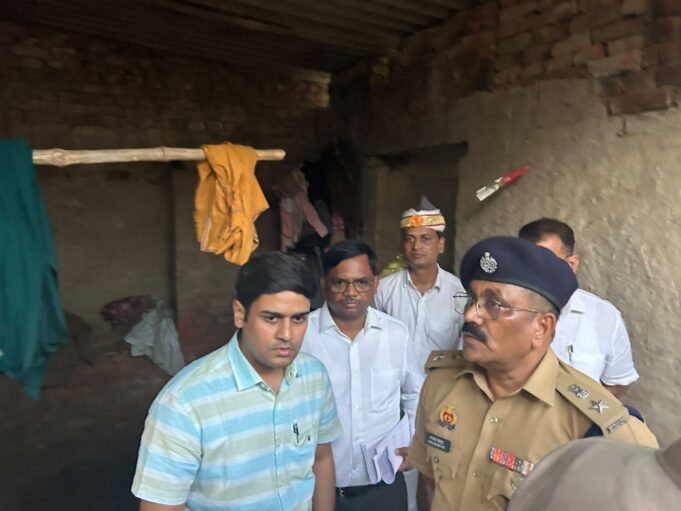 ढोलवन में हत्या की घटना के पीड़ित परिवार से मिले जिलाधिकारी एवं पुलिस अधीक्षक, हरसंभव सहायता का दिया आश्वासन