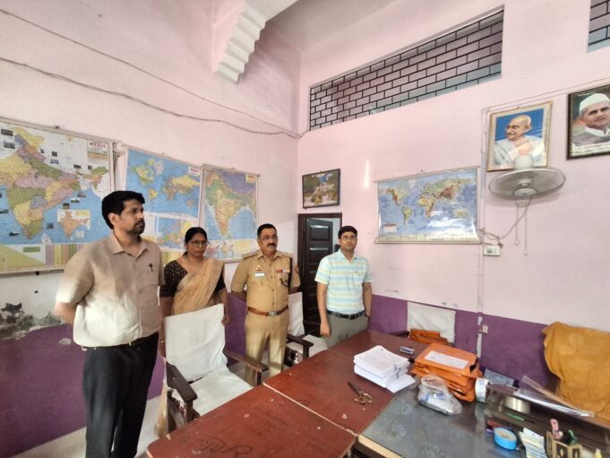 *बी.एड. संयुक्त प्रवेश परीक्षा के दौरान जिलाधिकारी ने विभिन्न परीक्षा केंद्रों का किया निरीक्षण