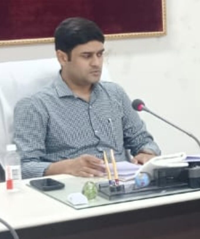 मांग पत्र के सापेक्ष अभिलेख उपलब्ध कराने में लापरवाही पर जिलाधिकारी सख्त,पांच कर्मचारियों का वेतन रोकने के निर्देश,जनसुनवाई के दौरान प्रकरण संज्ञान में आया,जिलाधिकारी ने की त्वरित करवाई
