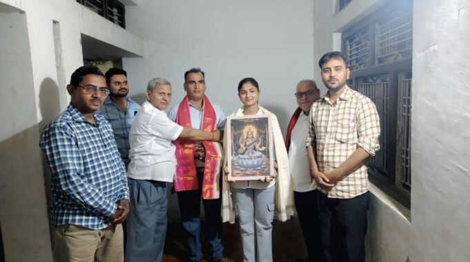 प्रदेश के टापटेन सूची में आई छात्रा का मानस परिवार ने किया सम्मान