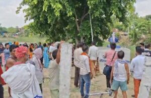 बाबा साहब अम्बेडकर की प्रतिमा के लगाए पीलर को लेकर विवाद