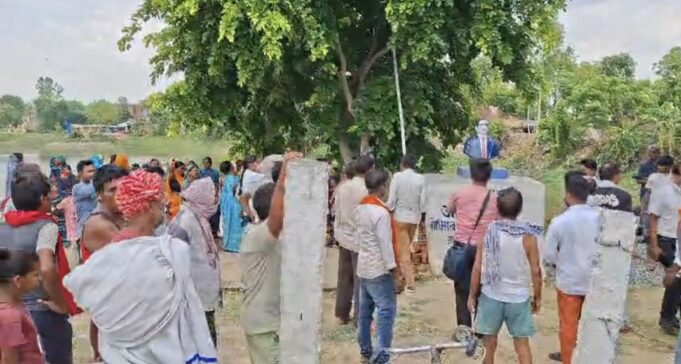 बाबा साहब अम्बेडकर की प्रतिमा के लगाए पीलर को लेकर विवाद