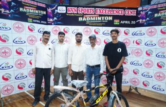 जनपद के मधुबन तहसील क्षेत्र के बाऊँडीह निवासी अंश यादव ने बनारस में