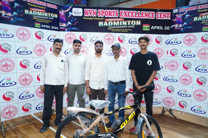 जनपद के मधुबन तहसील क्षेत्र के बाऊँडीह निवासी अंश यादव ने बनारस में
