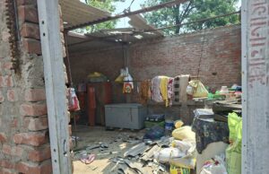 आंधी-तूफान से दो परिवारों के आशियाने उड़े, खुले आसमान के नीचे आए पीड़ित •चौकी के नीचे छिपकर बचाई जान, लाखों का नुकसान