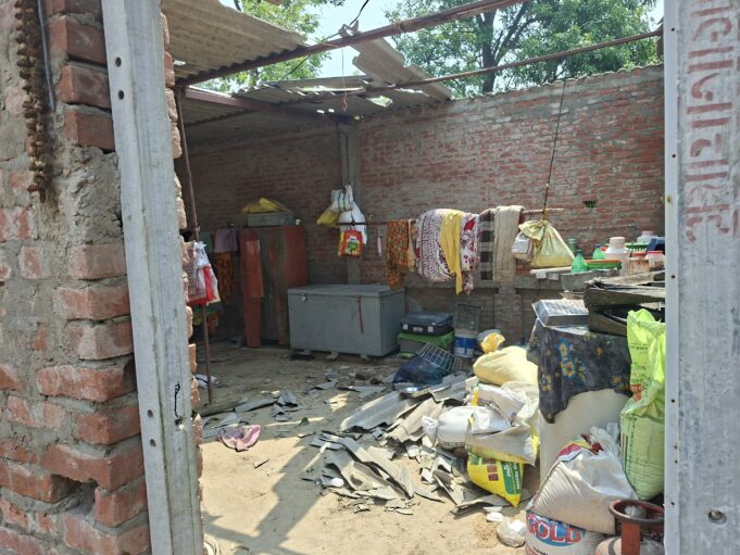 आंधी-तूफान से दो परिवारों के आशियाने उड़े, खुले आसमान के नीचे आए पीड़ित •चौकी के नीचे छिपकर बचाई जान, लाखों का नुकसान