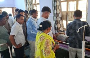 नंगे तार की चपेट में आने से कोपागंज का युवक झुलसा, रेफर ,मधुबन तहसील परिसर का है मामला