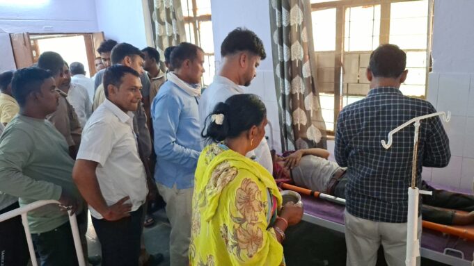 नंगे तार की चपेट में आने से कोपागंज का युवक झुलसा, रेफर ,मधुबन तहसील परिसर का है मामला