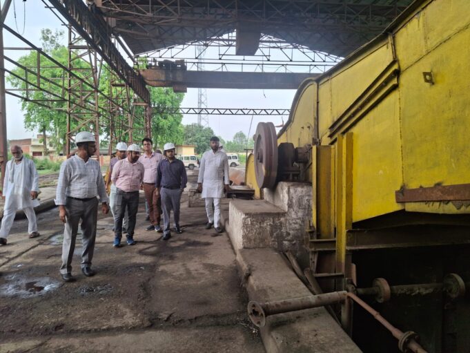 जिलाधिकारी ने घोसी चीनी मिल के मरम्मत कार्यों का किया निरीक्षण, समयबद्ध एवं गुणवत्तापूर्ण कार्य पूर्ण कराने के दिए निर्देश