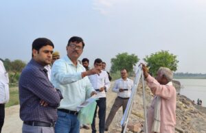 दोहरीघाट में मुक्तिधाम (श्मशान घाट) की सुरक्षा हेतु चल रहे कटाव निरोधक कार्य का जिलाधिकारी ने किया निरीक्षण