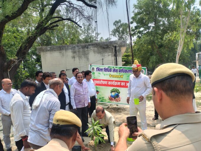 विश्व पर्यावरण दिवस पर जनपद न्यायालय परिसर में हुआ वृक्षारोपण कार्यक्रम