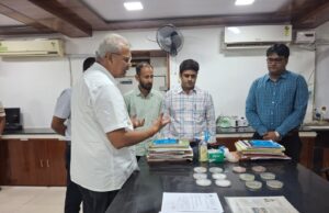 जिलाधिकारी ने ICAR-NBAIM, कुशमौर का किया भ्रमण, कृषि अनुसंधान एवं किसानों के हित में विकसित तकनीकों की ली जानकारी, संस्थान परिसर का निरीक्षण कर दिए आवश्यक निर्देश