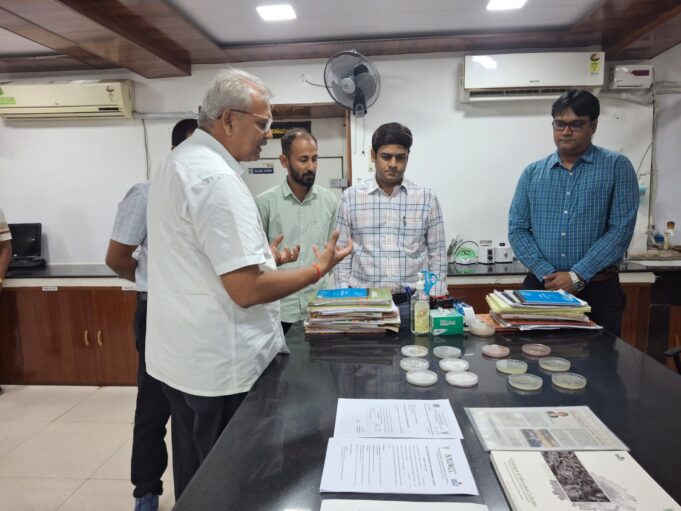 जिलाधिकारी ने ICAR-NBAIM, कुशमौर का किया भ्रमण, कृषि अनुसंधान एवं किसानों के हित में विकसित तकनीकों की ली जानकारी, संस्थान परिसर का निरीक्षण कर दिए आवश्यक निर्देश