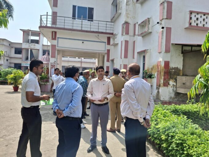 पुलिस भर्ती परीक्षा के प्रथम दिन जिलाधिकारी एवं पुलिस अधीक्षक ने विभिन्न परीक्षा केंद्रों का किया निरीक्षण, निष्पक्ष, पारदर्शी एवं नकलविहीन परीक्षा संपन्न कराने के दिए निर्देश