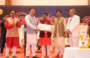 मुक्तेश्वर पराशर को मिला कुमार विश्वास युवा गीतकार पुरस्कार उत्तराखंड के सीएम धामी एवं कुमार विश्वास के हाथों सम्मानित हुए पराशर