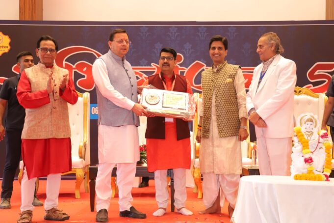 मुक्तेश्वर पराशर को मिला कुमार विश्वास युवा गीतकार पुरस्कार उत्तराखंड के सीएम धामी एवं कुमार विश्वास के हाथों सम्मानित हुए पराशर
