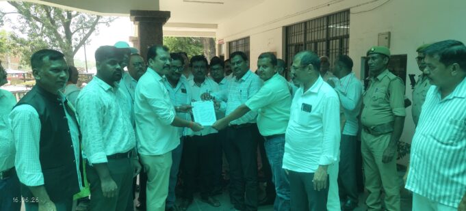 ई रजिस्ट्री के विरोध , एसडीएम को सौपा ज्ञापन
