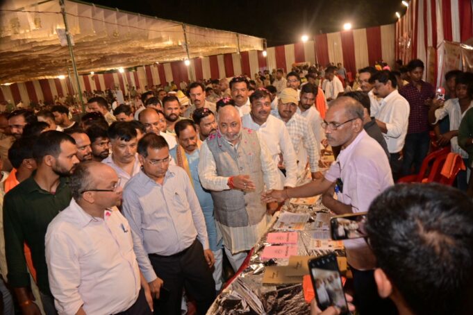 प्रभारी मंत्री ने जन कल्याण चौपाल में किया जनसंवाद, विभिन्न योजनाओं के लाभार्थियों को किया सम्मानित एवं प्रमाण पत्र किया वितरित