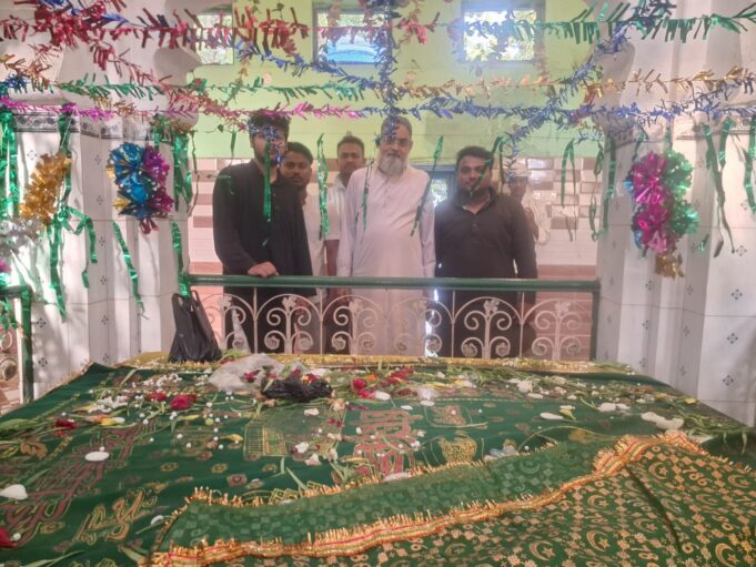 मीरा शाह के मजार पर जायरीनों ने मत्था टेक मांगी मुरादें