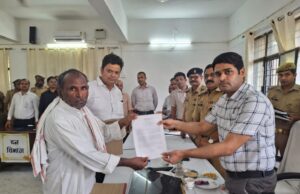 वरासत से संबंधित एक शिकायत का तत्काल निस्तारण करते हुए जिलाधिकारी ने स्वयं अपने हाथों से जनसुनवाई के दौरान प्रदान किए प्रमाण पत्र
